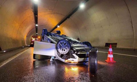 Tantavi Tüneli'nde yağış kaynaklı kaza: Otomobil takla attı