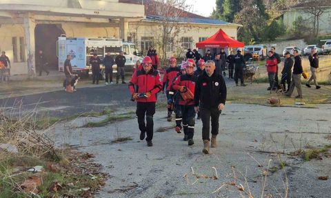 Tekirdağ'da enkaz tatbikatı: köpeklerle yaralı arama ve tahliye