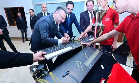 TEKNOFEST 2025’te dereceye giren Eskişehirli öğrenciler Vali Aksoy’u ziyaret etti