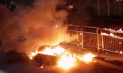 Tiran'da hükümet karşıtı gösteriler: Başbakanlık binasına molotof atıldı