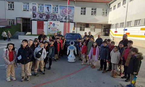 TOGG ile yerli ve milli 'Dumlu' robot Dumlupınar İlkokulu'nda tanıtıldı