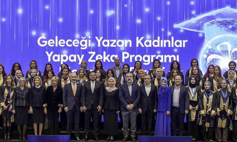Turkcell’in 'Geleceği Yazan Kadınlar Yapay Zekâ' programı mezunlarını verdi