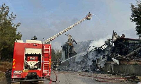 Uşak'ta iplik fabrikasında yangın büyümeden söndürüldü