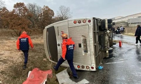 Uşak'ta yolcu midibüsü yan yattı — 5 yaralı