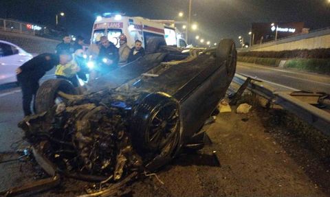 Üsküdar'da bariyere çarpan otomobil takla attı — 1 yaralı