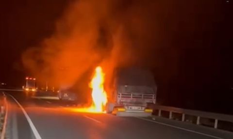 Üzümlü'de seyir halindeki TIR alev aldı, itfaiye müdahale etti