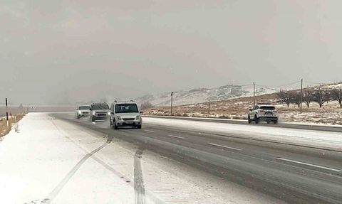 Van-Özalp karayolunu beyaza çeviren dolu sürücüleri zorladı