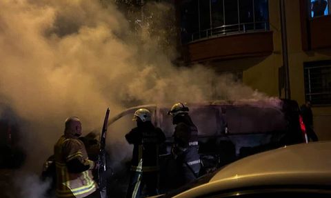 Yalova'da Park Halindeki Minibüs Alev Aldı, 3 Araç Zarar Gördü