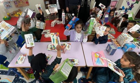 YEKDASDER’den Cilo Dağı eteklerindeki köy okuluna zeka oyunları ve kırtasiye desteği