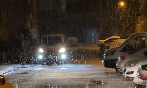 Yüksekova akşam karıyla beyaza büründü