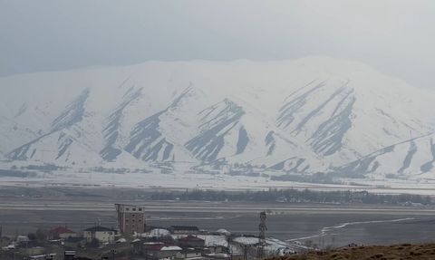 Yüksekova’da dağlar karla kaplandı