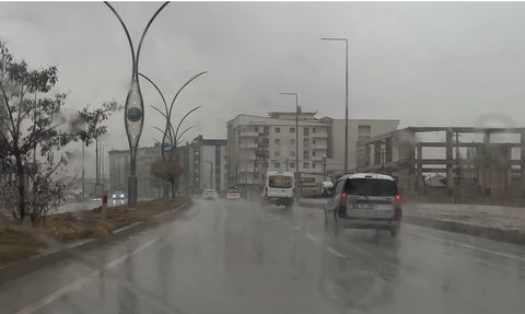 Yüksekova'da sağanak uçak seferlerini iptal ettirdi