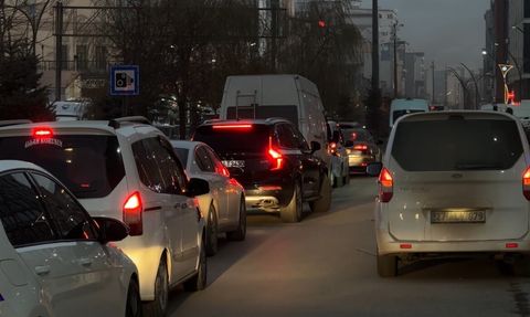 Yüksekova'da trafik yoğunluğu sürücülere zor anlar yaşatıyor