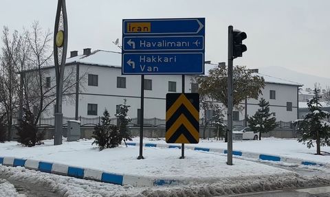 Yüksekova’da yoğun kar yağışı Selahaddin Eyyubi Havalimanı’ndaki seferleri durdurdu