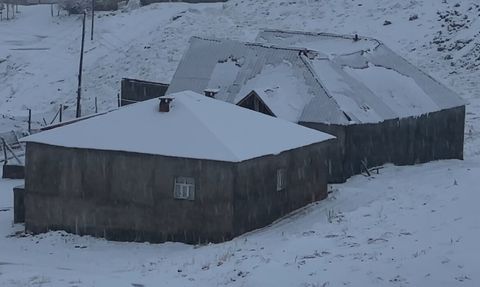 Yüksekova yoğun kar yağışıyla beyaza büründü
