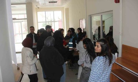 Zara'da üniversiteliler 'Birbirimize Candan Bağlıyız' için kan bağışı yaptı