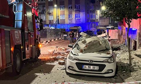Zeytinburnu’da çatıdan düşen parçalar 3 aracı hurdaya çevirdi