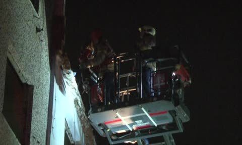 Zeytinburnu'da dönüşümdeki binadan düşen parçalar 3 aracı hurdaya çevirdi