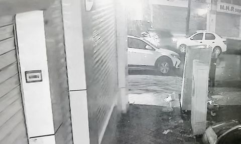 Zeytinburnu'da park halindeki araca silahlı saldırı