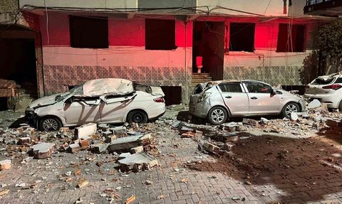 Zeytinburnu’nda çatısından kopan beton parçaları park halindeki araçlara zarar verdi