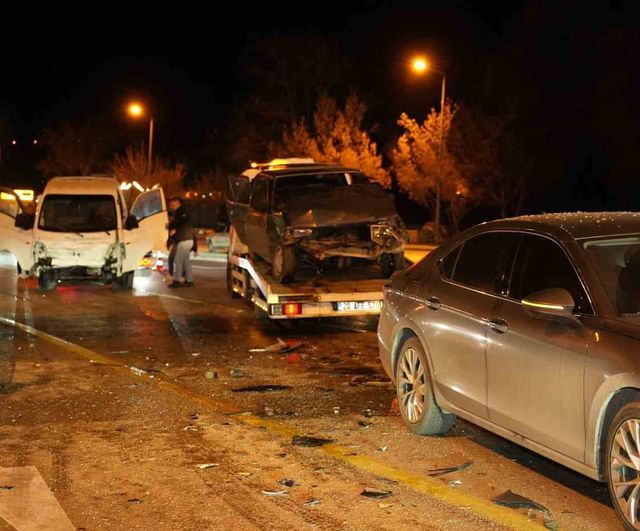 Denizli’de 5 araçlı zincirleme kazada ağır yaralı sürücü yaşamını yitirdi