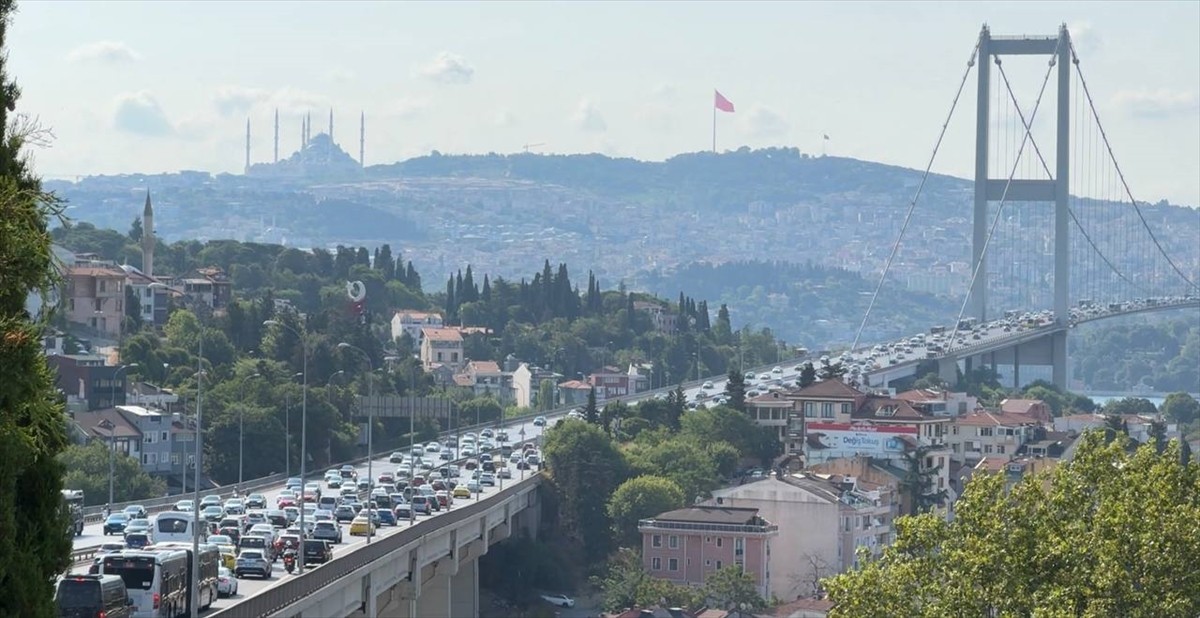15 Temmuz Şehitler Köprüsü girişinde metrobüs ile motosikletin karıştığı kazada bir kişi...