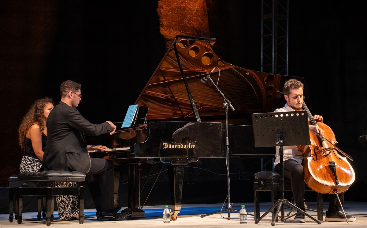 21. Gümüşlük Müzik Festivali kapsamında çellist Poyraz Baltacıgil ile piyanist ve besteci Cem Esen...