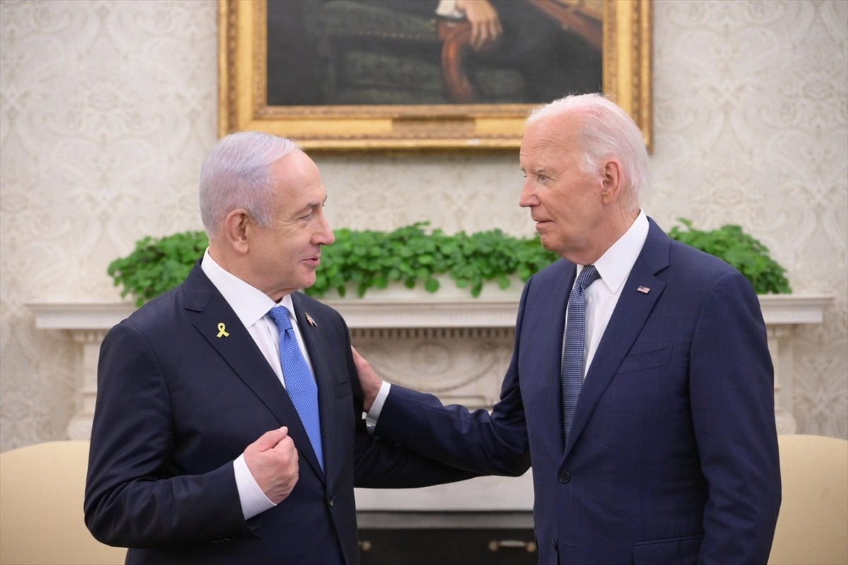 ABD Başkanı Joe Biden (sağda), Beyaz Saray'da İsrail Başbakanı Binyamin Netanyahu (solda) ile bir...