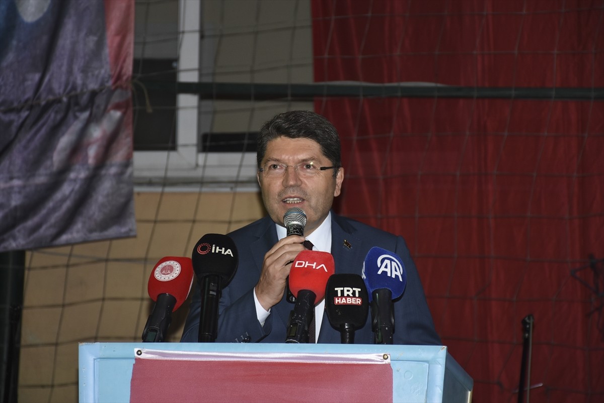 Adalet Bakanı Yılmaz Tunç, Bartın'ın Ulus ilçesi Abdipaşa beldesinde belediye tarafından halı...