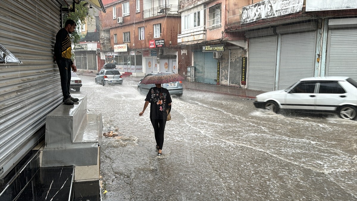 Adana'da sabah saatlerinde başlayan sağanak etkili oldu. Sağanak nedeniyle bazı cadde ve...