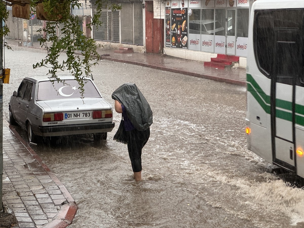 Adana'da sabah saatlerinde başlayan sağanak etkili oldu. Sağanak nedeniyle bazı cadde ve...