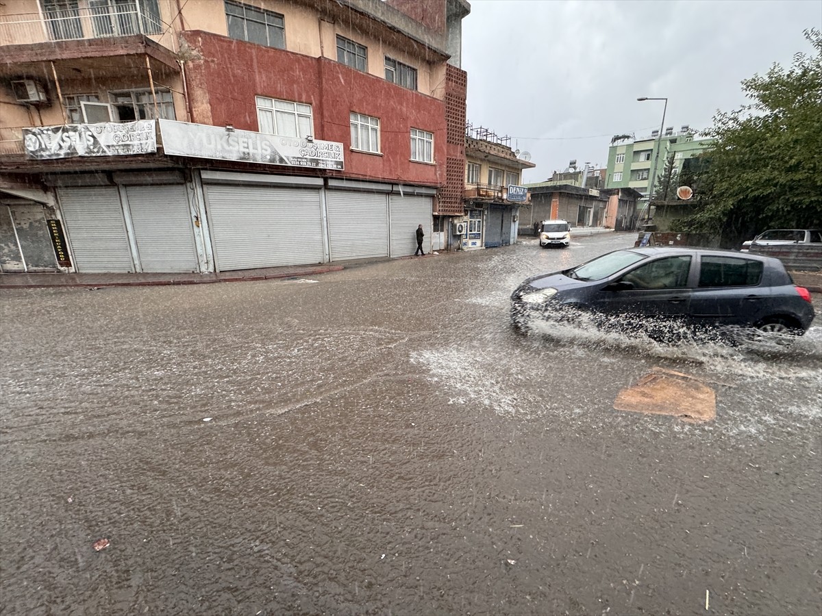 Adana'da sabah saatlerinde başlayan sağanak etkili oldu. Sağanak nedeniyle bazı cadde ve...