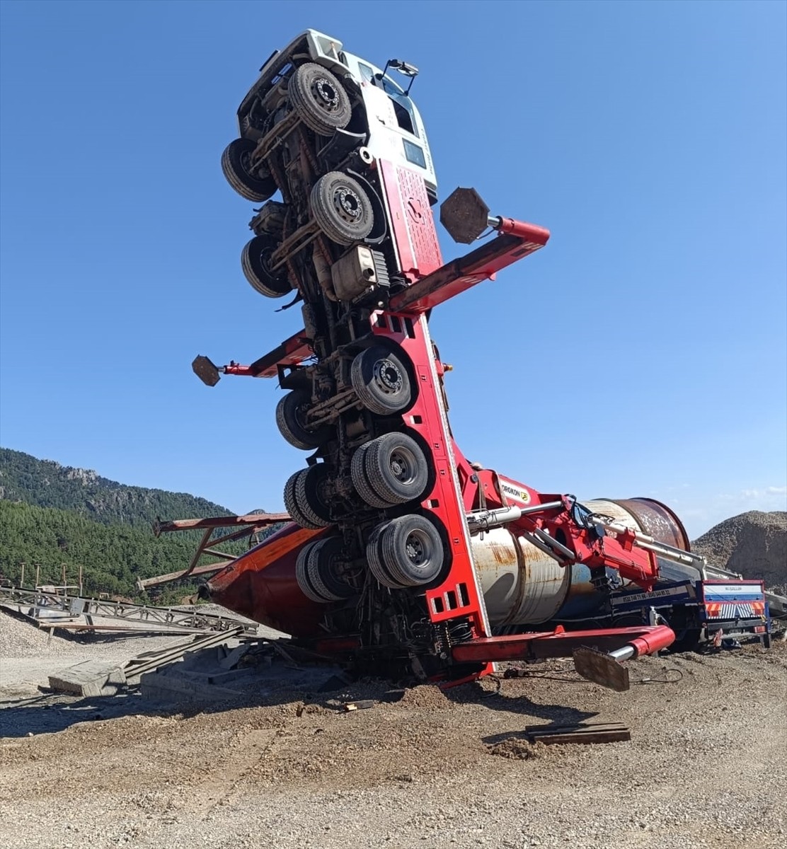 Adana'nın Feke ilçesinde meydana gelen vinç kazasında operatör yaşamını yitirdi.