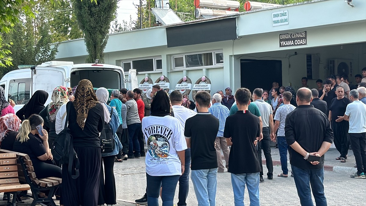 Adana'nın merkez Çukurova ilçesinde, köprüden baraj gölüne düşen otomobilde hayatını kaybeden...