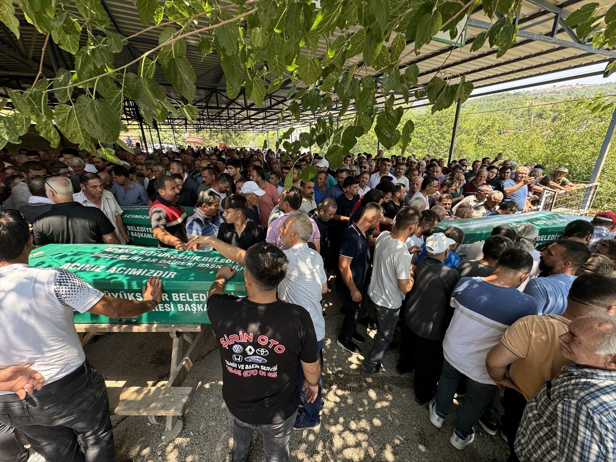 Adana'nın merkez Çukurova ilçesinde, köprüden baraj gölüne düşen otomobilde hayatını kaybeden...