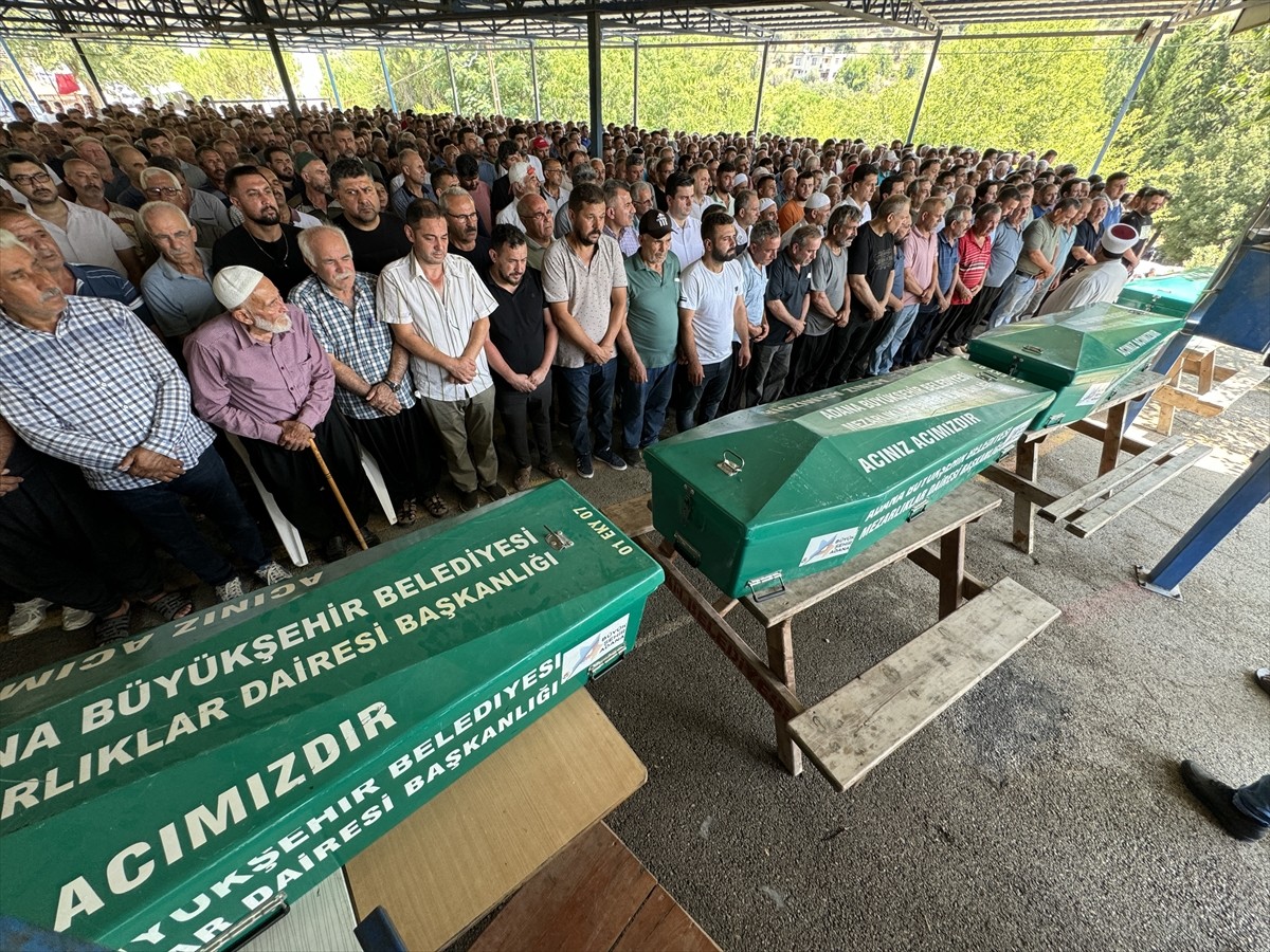 Adana'nın merkez Çukurova ilçesinde, köprüden baraj gölüne düşen otomobilde hayatını kaybeden...