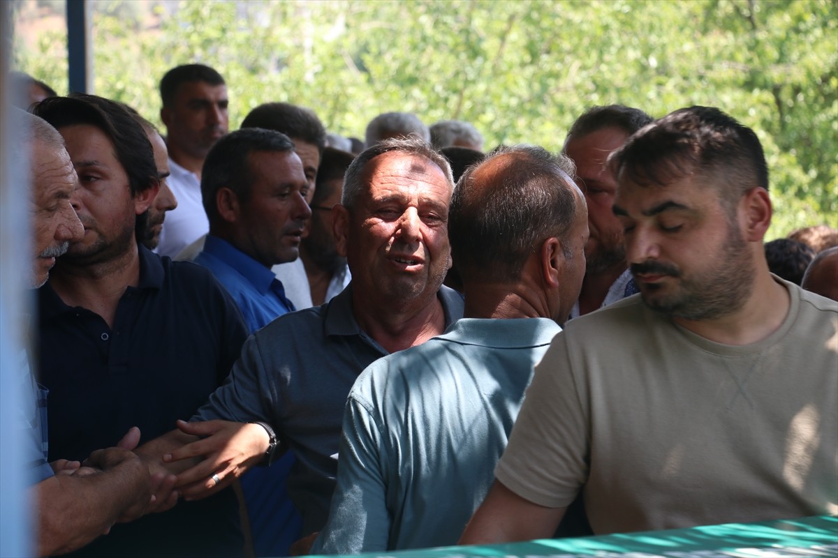 Adana'nın merkez Çukurova ilçesinde, köprüden baraj gölüne düşen otomobilde hayatını kaybeden...