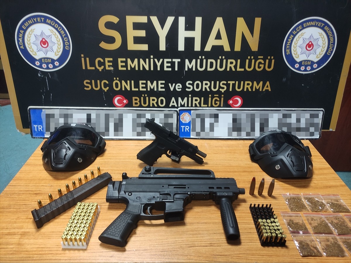 Adana'nın merkez Seyhan ilçesinde, ruhsatsız 2 tabanca ele geçirilen evdeki 3 kişi gözaltına...