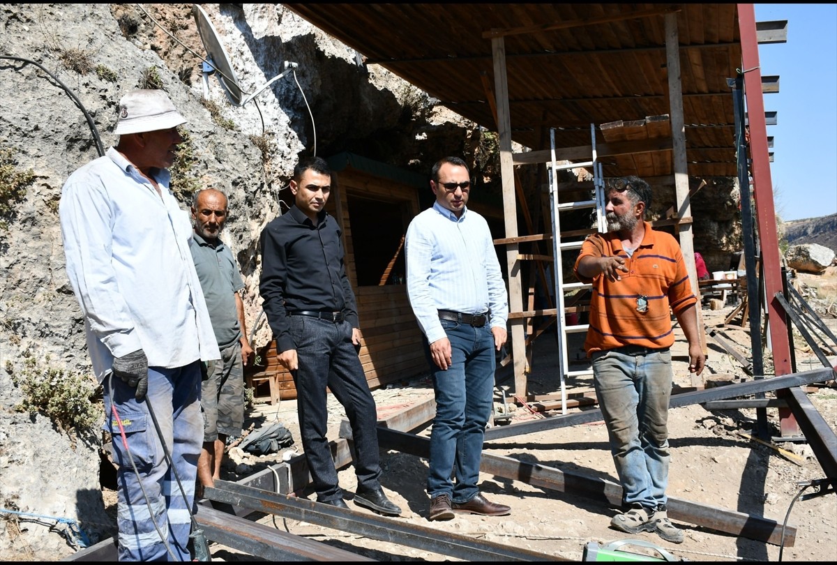 Adıyaman'da, Atatürk Baraj Gölü kıyısında bulunan Kızılin Kanyonu'nun turizme kazandırılması için...