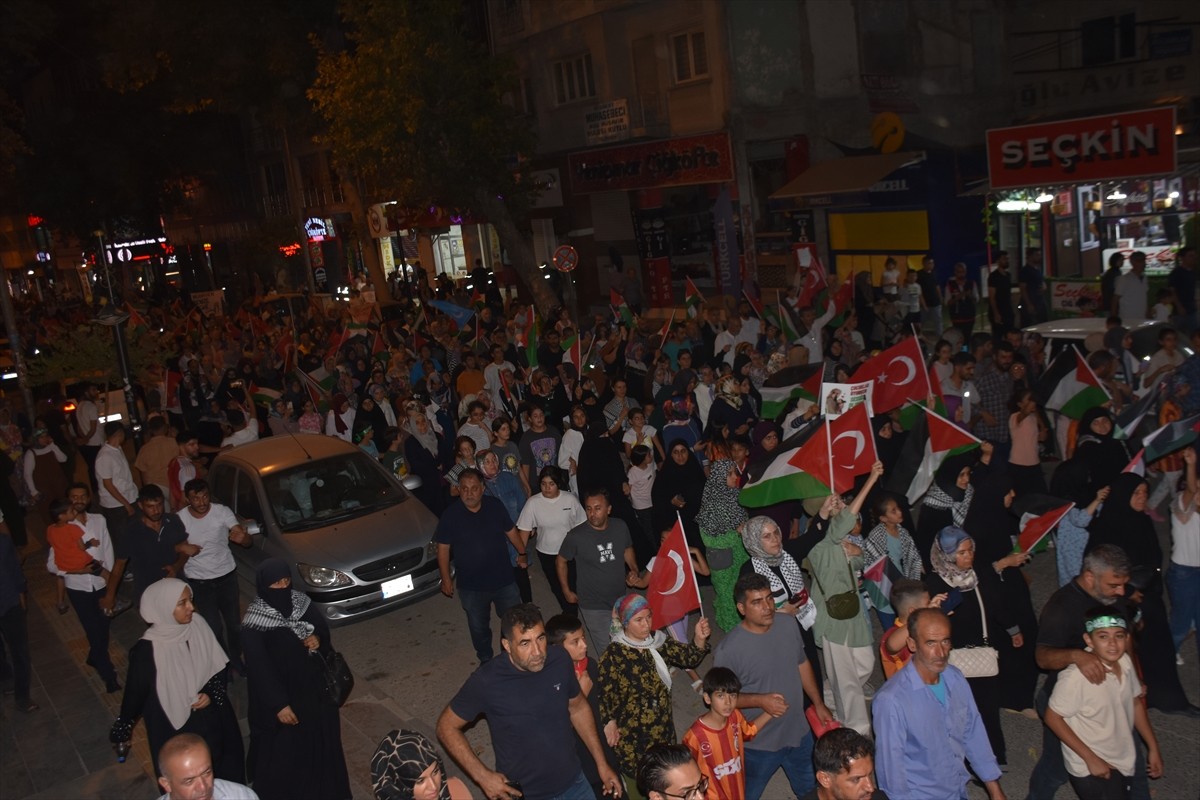 Adıyaman'da toplanan bir grup, İsrail'in Gazze'ye yönelik saldırılarına tepki gösterdi....