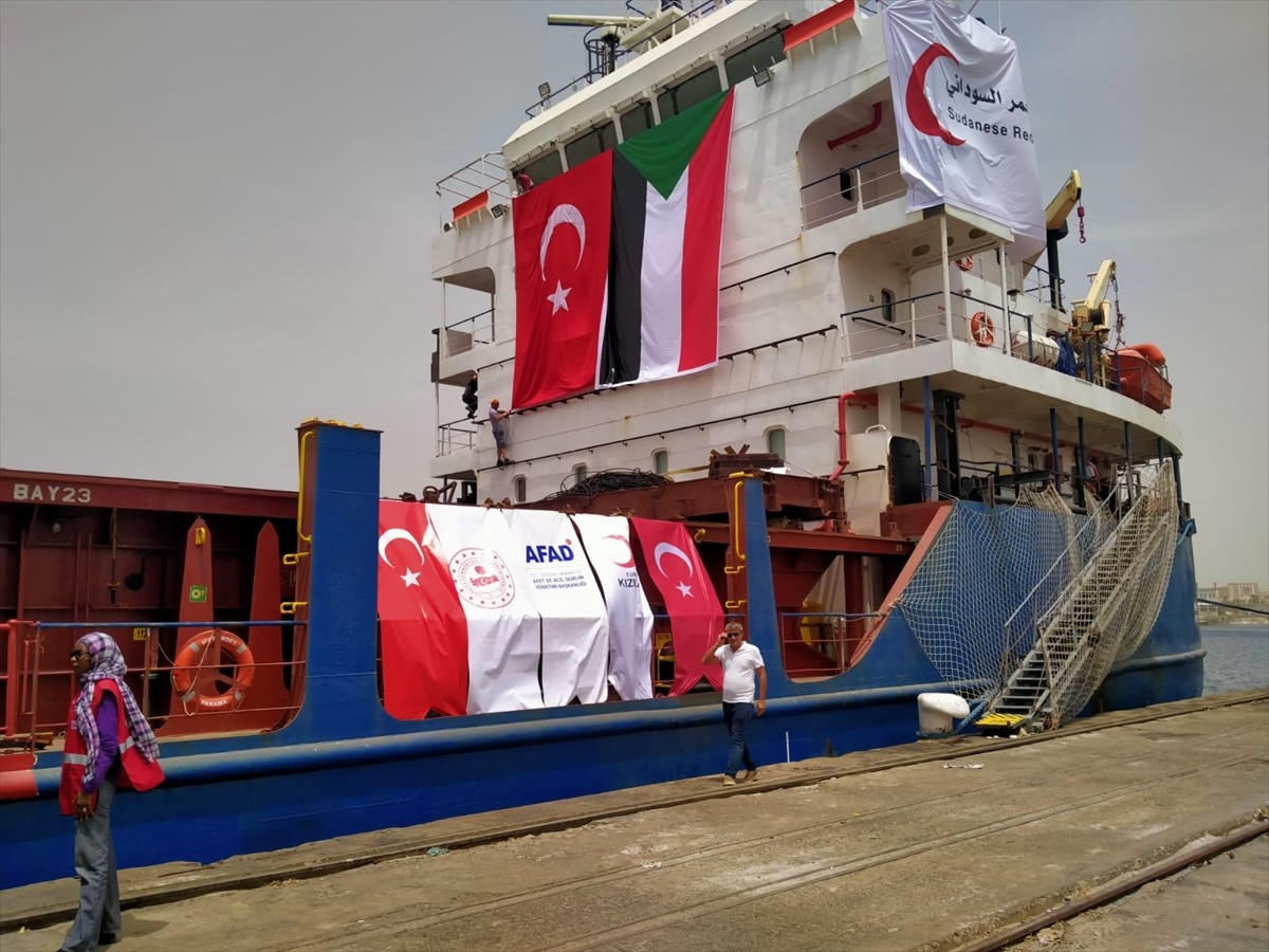 Afet ve Acil Durum Yönetimi Başkanlığı (AFAD) öncülüğünde hazırlanan 2 bin 408 tonluk insani...