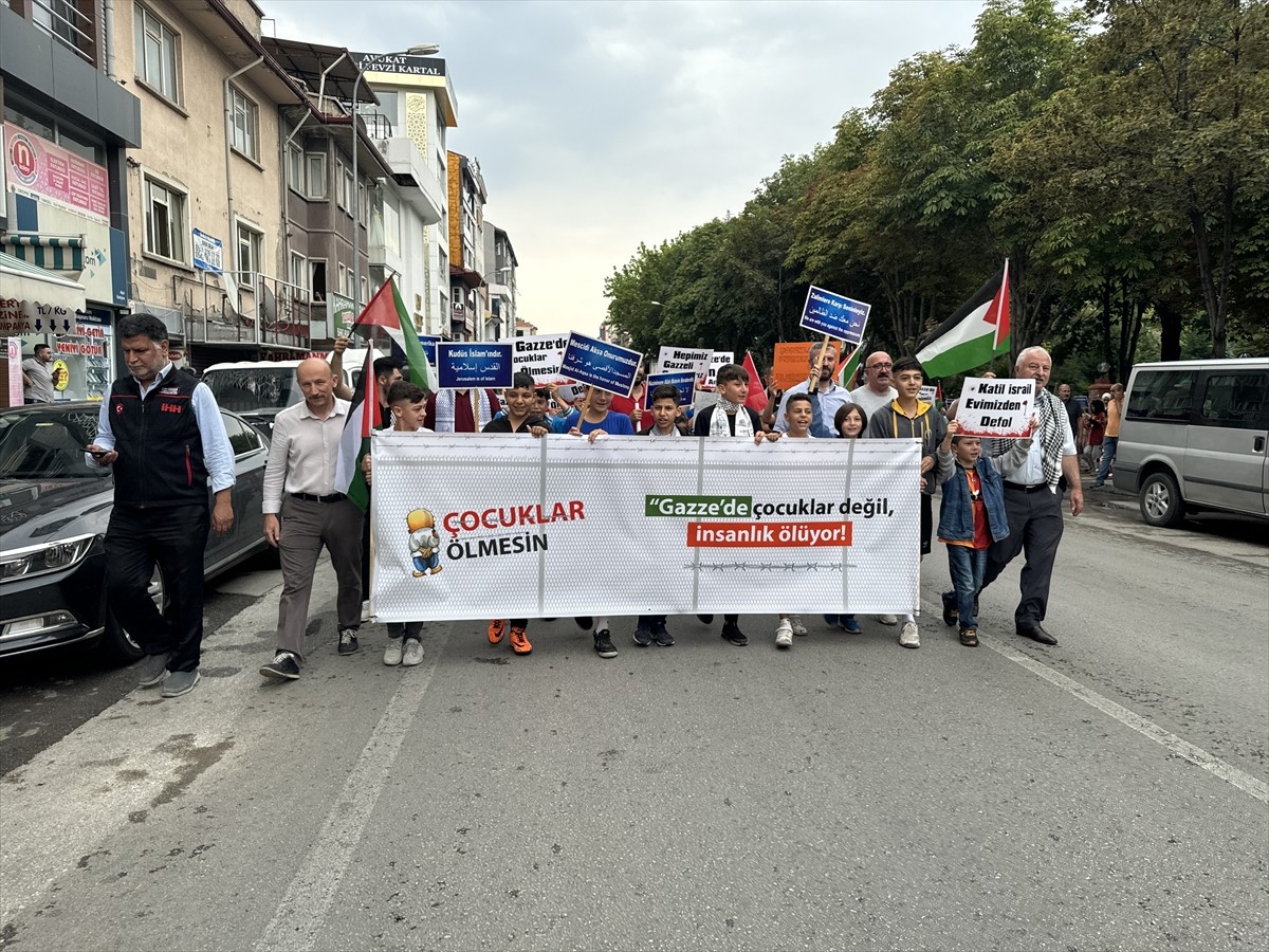 Afyonkarahisar'da bir grup çocuk, İsrail'in Gazze'ye yönelik saldırılarına tepki gösterdi....
