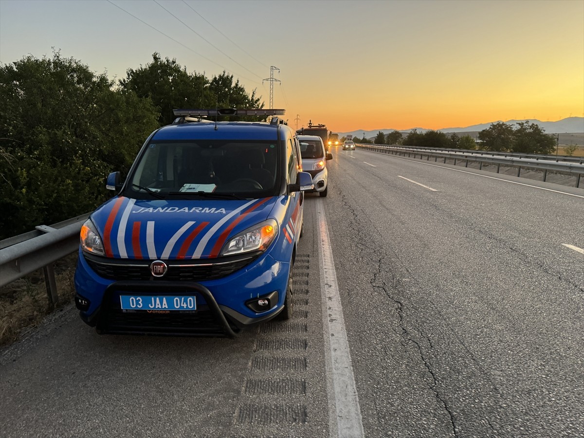  Afyonkarahisar'ın Sandıklı ilçesinde yolcu otobüsü ile yem yüklü kamyonun çarpışması sonucu 1...
