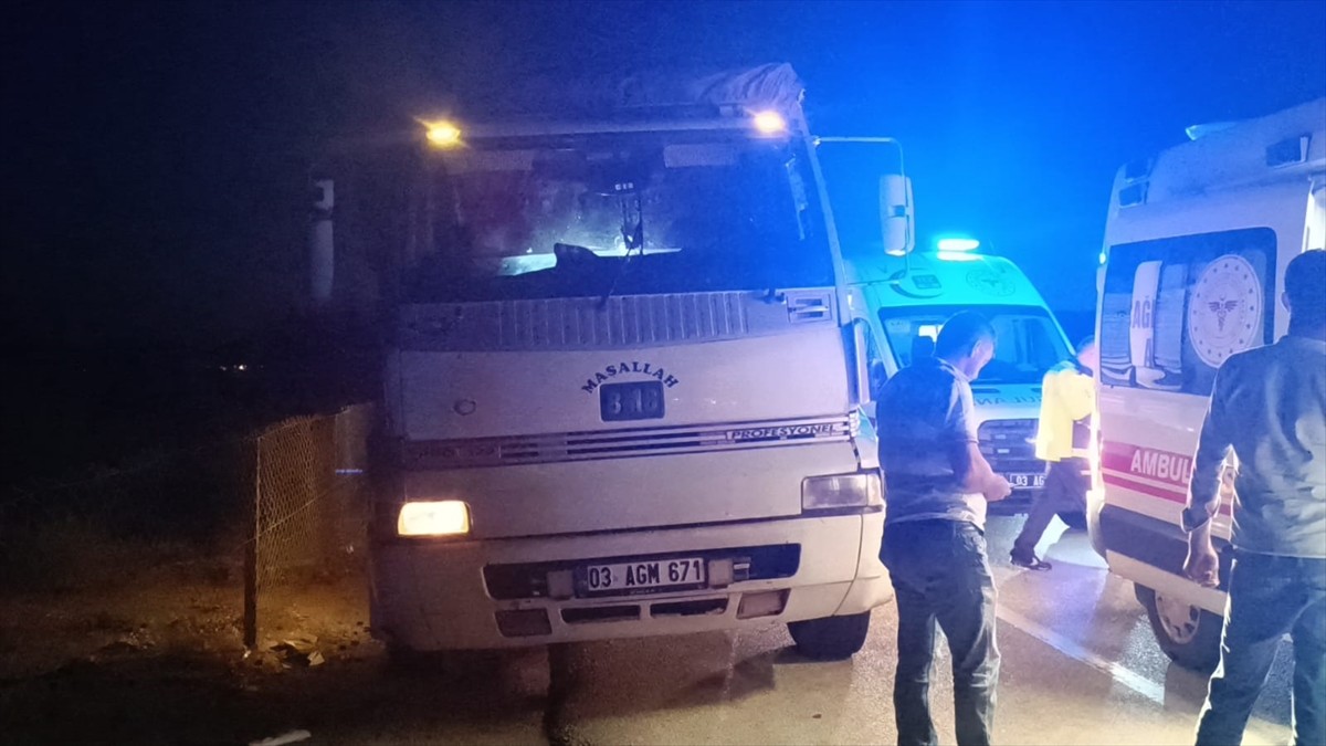 Afyonkarahisar'ın Sandıklı ilçesinde yolcu otobüsü ile yem yüklü kamyonun çarpışması sonucu 1 kişi...