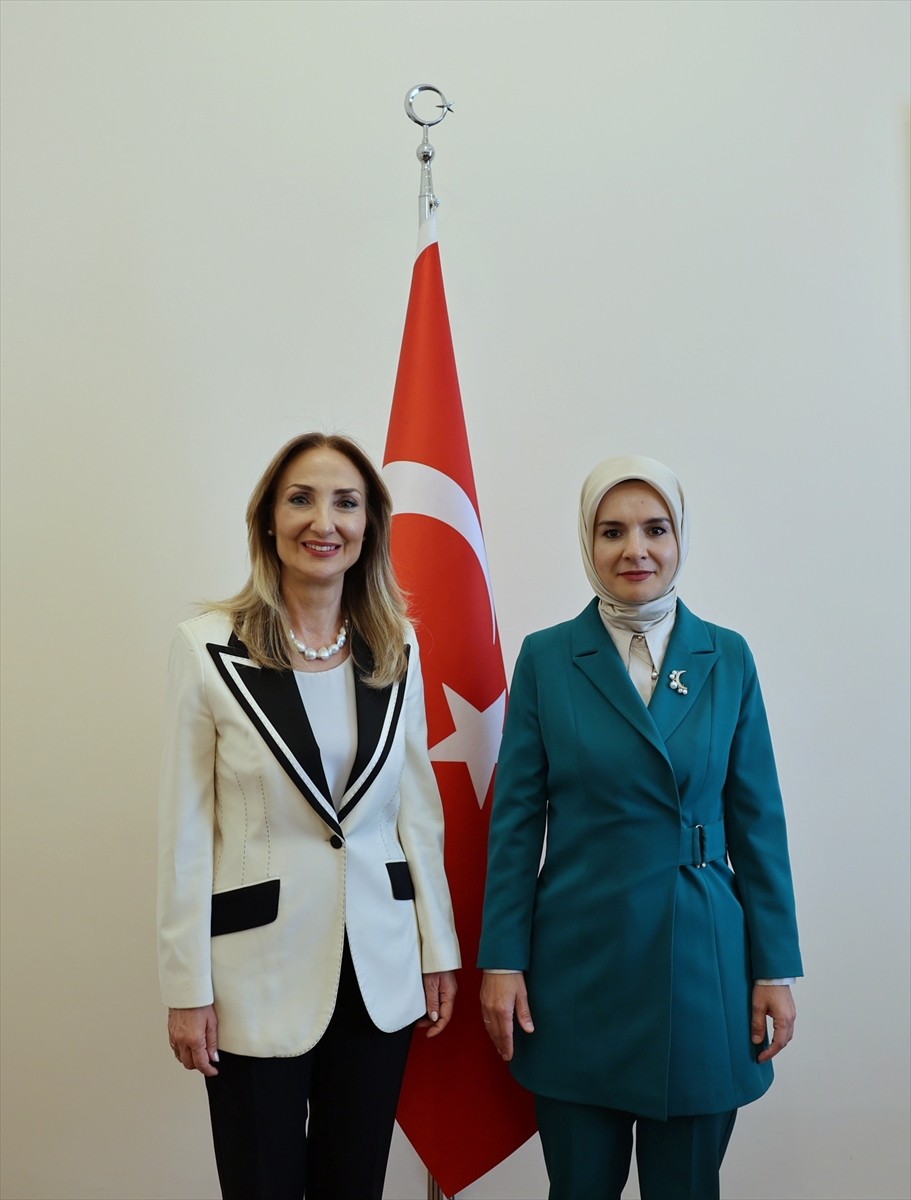 Aile ve Sosyal Hizmetler Bakanı Mahinur Özdemir Göktaş (sağda), CHP Genel Başkan Yardımcısı ve...