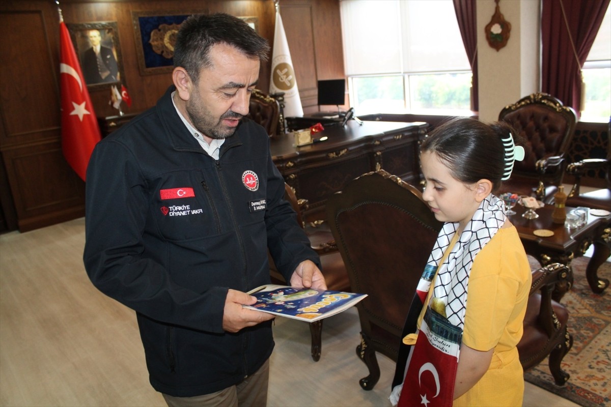 Amasya'da 9 yaşındaki Betül Öngül, iki yıldır biriktirdiği harçlığını Gazzelilere destek olmak...