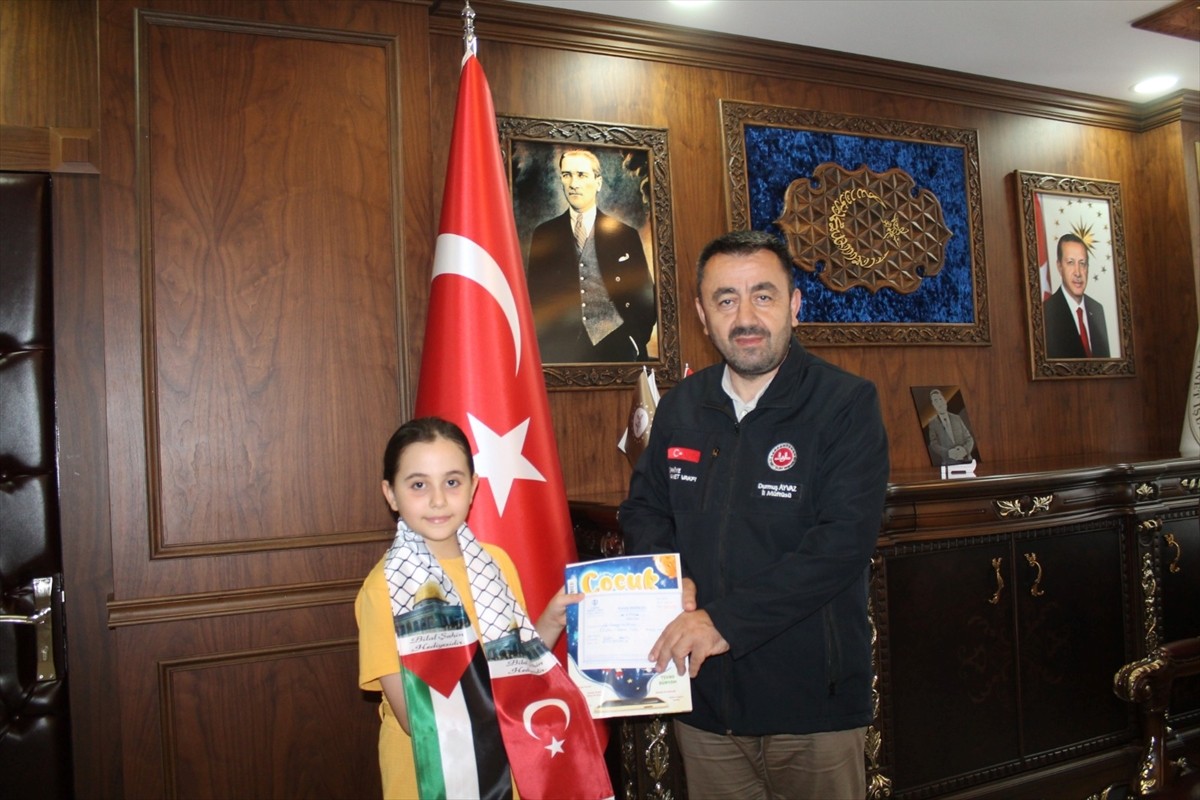 Amasya'da 9 yaşındaki Betül Öngül, iki yıldır biriktirdiği harçlığını Gazzelilere destek olmak...