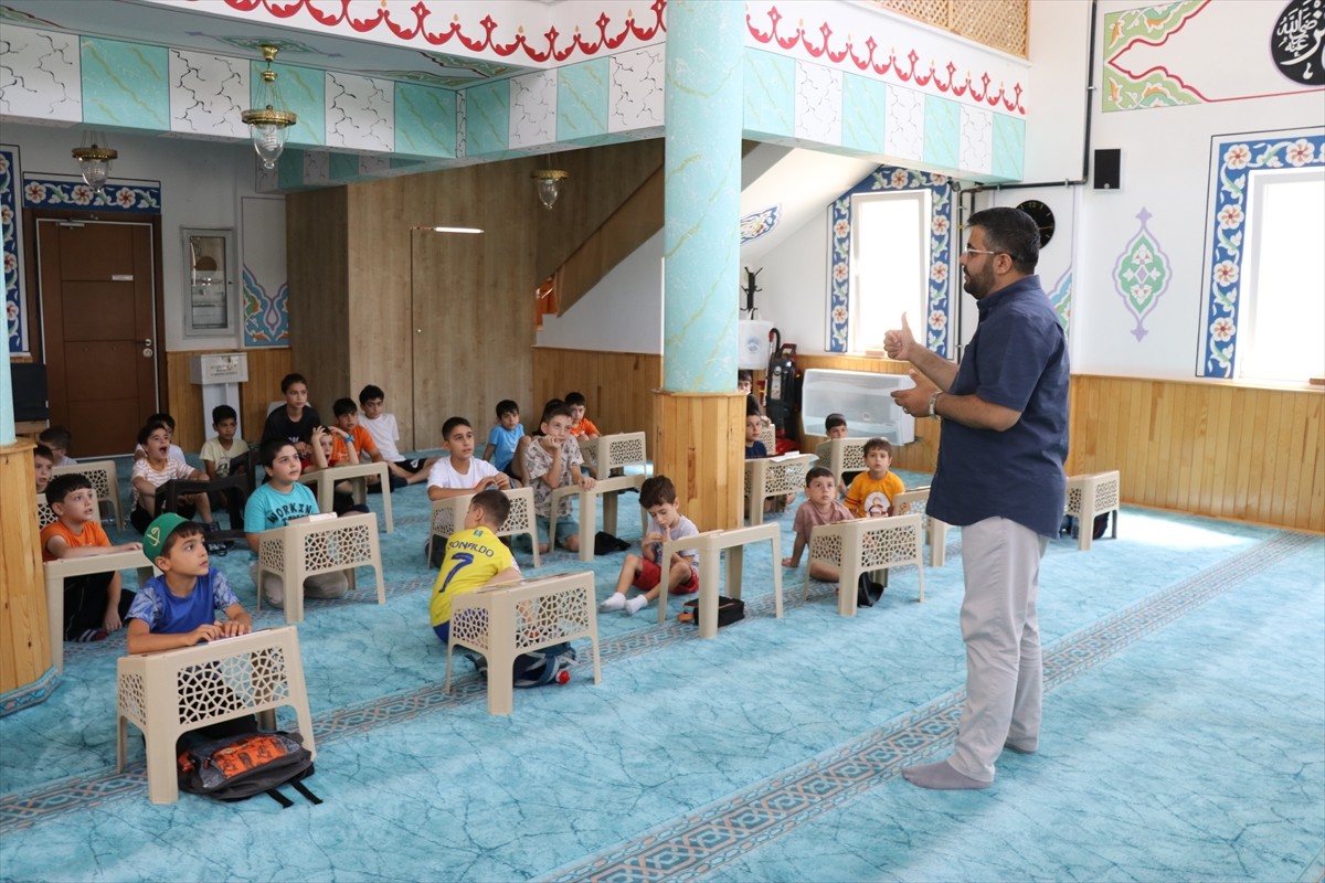 Amasya'da bir camide görevli imam, Kur'an kursuna katılan minik öğrencileriyle eğlenceli vakit...