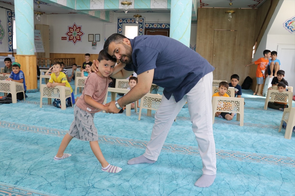 Amasya'da bir camide görevli imam, Kur'an kursuna katılan minik öğrencileriyle eğlenceli vakit...