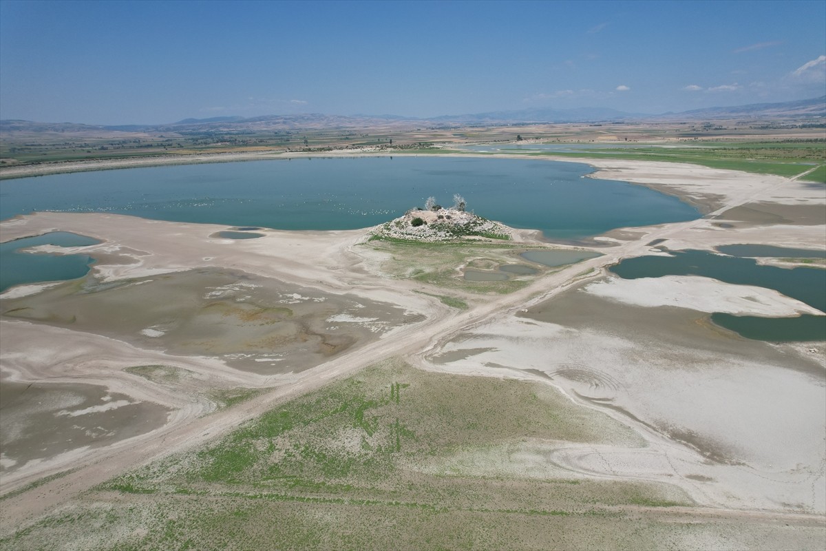 Amasya'nın Suluova ilçesindeki Yedikır Baraj Gölü'nde, su seviyesi düşünce eski Amasya Merzifon...